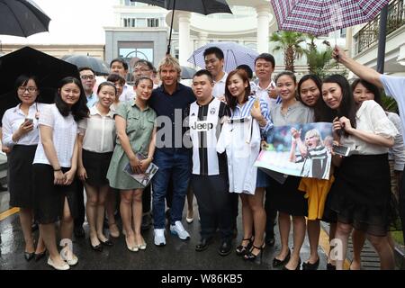 La star de football Tchèque Pavel Nedved, centre, pose avec les fans et les employés comme il arrive au siège de la Chine CEFC Co., Ltd. comme l'image Banque D'Images