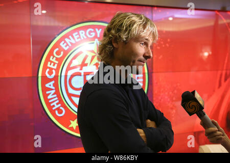 La star de football Tchèque Pavel Nedved est interviewé au cours d'une réunion au siège de la Chine CEFC Co., Ltd. comme l'image l'ambassadeur de la Chi Banque D'Images