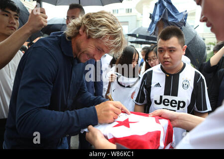 La star de football Tchèque Pavel Nedved, deuxième à gauche, signe des autographes pour les fans comme il arrive au siège de la Chine CEFC Co., Ltd. comme l'image Banque D'Images