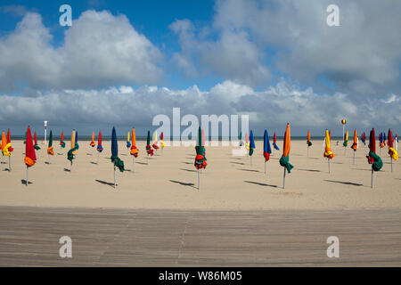 Côte Fleurie, une partie de la côte Normande : folded parasols sur la plage de Deauville (nord-ouest de la France). Banque D'Images