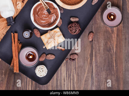 Spa chocolat situé au fond de bois, vue du dessus. Soins du corps essentiel, huiles aromatiques et d'autres Banque D'Images