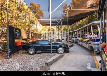 Studio Tram Tour avec voyageurs qui passent par Universal Studios Hollywood Banque D'Images