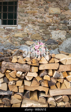 Détail de l'épouse buquet composé de roses et de pivoines sur stacked wood Banque D'Images