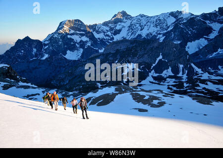 Le massif de la Vanoise (Savoie, au sud-est de la France) : randonnée glaciaire sur la pointe de la Rechasse", pointe au-dessus de Pralognan-la-Vanoise. Groupe de randonneurs et hi Banque D'Images