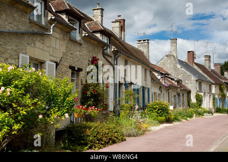 Saint-Jean-aux-Bois (nord de la France) : village pittoresque de caractère dans l'Oise Banque D'Images