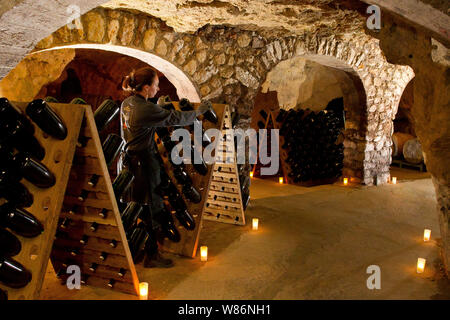 Caves de Champagne Pannier à Château-Thierry (nord de la France) des bouteilles de champagne reste dans les caves pour la maturation. À la fin de la maturation et t Banque D'Images