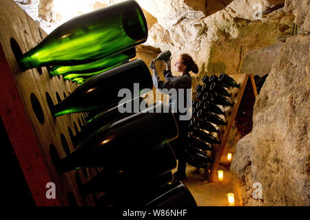 Caves de Champagne Pannier à Château-Thierry (nord de la France) des bouteilles de champagne reste dans les caves pour la maturation. À la fin de la maturation et t Banque D'Images