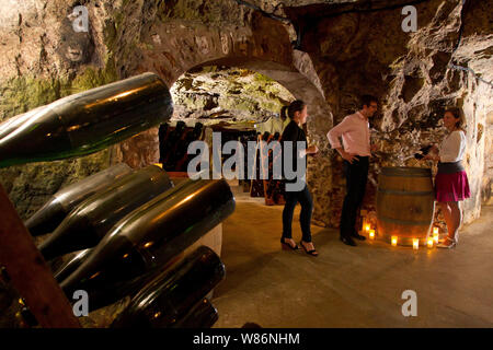 Caves de Champagne Pannier à Château-Thierry (nord de la France) des bouteilles de champagne reste dans les caves pour la maturation. À la fin de la maturation et t Banque D'Images