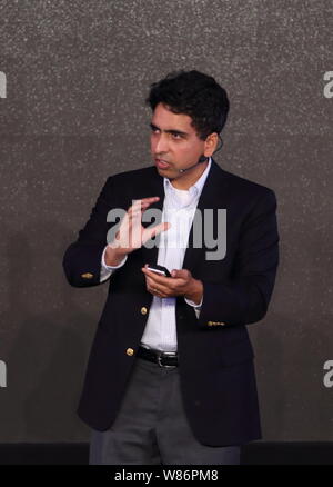 Salman Khan, fondateur de La Khan Academy, prononce un discours à l'Inaugural "Xin' Philanthropy Conference à Hangzhou City, Zhejiang Province de la Chine de l'Est Banque D'Images