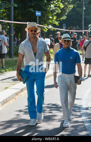 MILAN, ITALIE - 17 juin 2019 : Les clients avant Fendi fashion show, Milan Fashion Week street style ? Banque D'Images