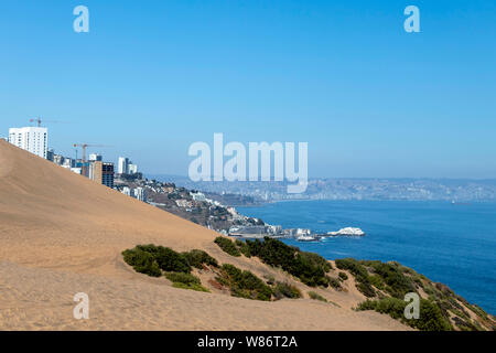 Concon, Valparaiso, Chili : d'immenses dunes de sable et vue sur l'océan et la ville voisine Concon Banque D'Images