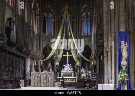 Paris (France) : choeur de la cathédrale Notre-Dame avec la Pieta du sculpteur Nicolas Coustou (non disponible pour la production de cartes postales) Banque D'Images