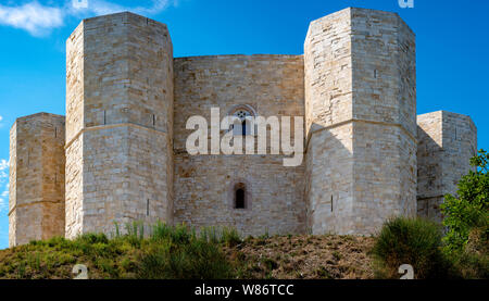 Castel del Monte qui monte sur les hauts plateaux des Murge. UNESCO World Heritage Site. Andria, Pouilles - Italie Banque D'Images