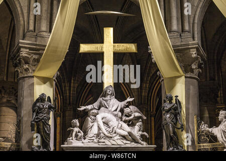 Paris (France) : pieta par le sculpteur Nicolas Coustou dans le chœur de la cathédrale Notre-Dame (non disponible pour la production de cartes postales) Banque D'Images