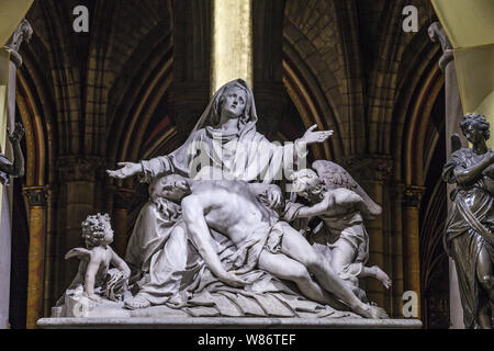 Paris (France) : pieta par le sculpteur Nicolas Coustou dans le chœur de la cathédrale Notre-Dame (non disponible pour la production de cartes postales) Banque D'Images