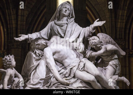 Paris (France) : pieta par le sculpteur Nicolas Coustou dans le chœur de la cathédrale Notre-Dame (non disponible pour la production de cartes postales) Banque D'Images