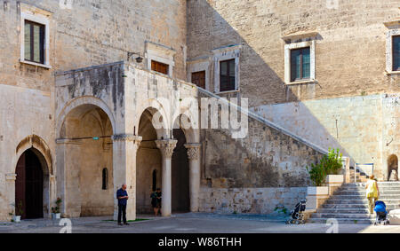 Bari, Italie - 2 septembre 2018 : les touristes visitant le Château Souabe de Bari. Les Pouilles - Italie Banque D'Images