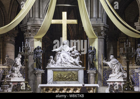 Paris (France) : pieta par le sculpteur Nicolas Coustou dans le chœur de la cathédrale Notre-Dame (non disponible pour la production de cartes postales) Banque D'Images