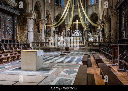 Paris (France) : le choeur vue de l'église stalles. Dans l'arrière-plan, la Piéta, créé par le sculpteur Nicolas Coustou (pas disponible pour carte postale Banque D'Images