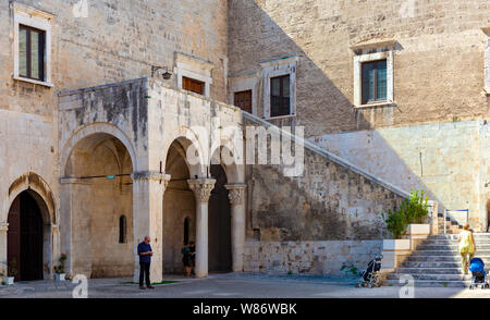 Bari, Italie - 2 septembre 2018 : les touristes visitant le Château Souabe de Bari. Les Pouilles - Italie Banque D'Images