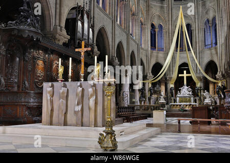 Paris (France) : le choeur vue de l'église stalles. Dans l'arrière-plan, la Piéta, créé par le sculpteur Nicolas Coustou (pas disponible pour carte postale Banque D'Images