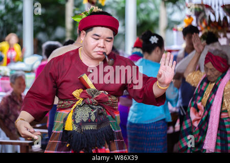 Spirit dance (Fon Phee) l'âme de Lanna dans le nord de la Thaïlande. Les gens croient que l'esprit puisse apporte la fertilité et la paix dans la vie quotidienne. Banque D'Images