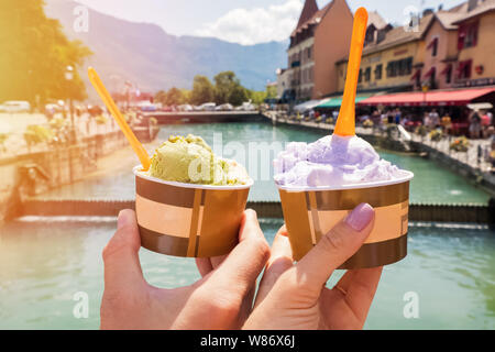 L'homme et la femme hands holding sweet glace délicieuse gros plan sur l'arrière-plan de ville européenne Banque D'Images
