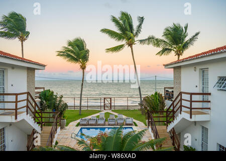 Ilha de Itamaraca, Brésil - Circa 2019 Août : vue du coucher de soleil d'un condominium de fantaisie par la plage sur Itamaraca île (l'état de Pernambuco) Banque D'Images