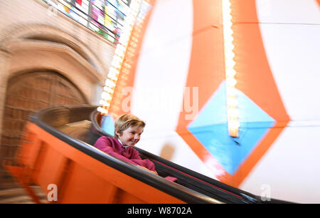 Choriste du choeur de la cathédrale de Norwich descend une 40ft / helter skelter installée à l'intérieur de la cathédrale dans le cadre de la voir différemment projet qui vise à donner aux gens la chance de faire l'expérience de la cathédrale d'une manière entièrement nouvelle et d'ouvrir des conversations au sujet de la foi. Banque D'Images