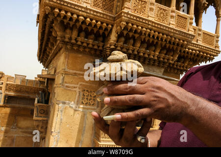 Udaipur, Rajasthan, Inde, 08,27.2006 : méthode de verrouillage entre pierres et décoration de Salim Singh Ki Haveli Banque D'Images