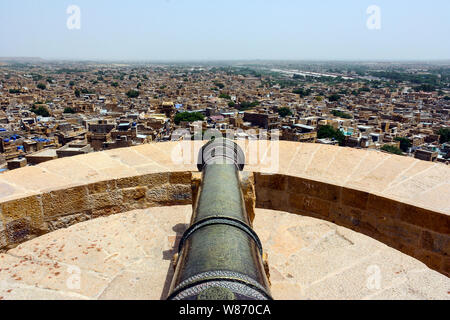 Udaipur, Rajasthan, Inde, 08/28/2006 : un vieux cannon contrôle la ville depuis les remparts du fort de Jaisalmer Banque D'Images