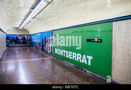 Barcelone, Espagne - 1 juin 2018 : Bienvenue à Montserrat grande bannière publicitaire à l'intérieur de la station de métro de Barcelone à la direction de montagnes emblématiques Banque D'Images