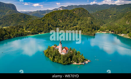 Vue aérienne du lac de Bled en journée ensoleillée Banque D'Images