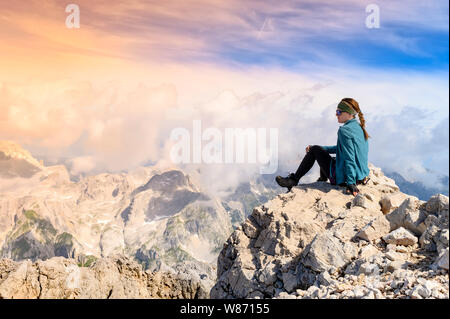 Femme Mountaneer bénéficiant d'un incroyable coucher du soleil à partir de la hauteur du mont Triglav, Slovénie, journée d'été Banque D'Images