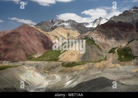 Les belles montagnes du Pamir, trekking destination. Vue depuis un grain de beauté sur la route vers le pic Lénine, le Kirghizistan, l'Asie centrale. Banque D'Images