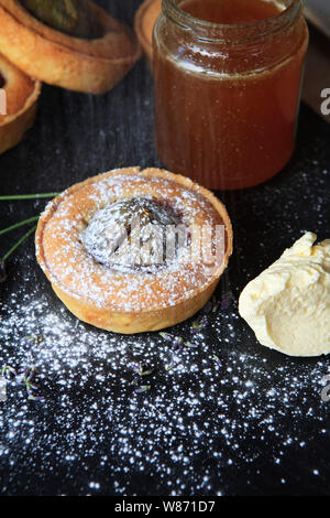 Tarte aux figues au miel et crème saupoudrés de sucre glace Banque D'Images