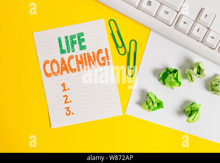 La main conceptuel montrant l'entraînement de la vie. Sens Concept employé pour faciliter la démonstration montrant à atteindre leurs objectifs de carrière en télévision mise à l'exemplaire Banque D'Images