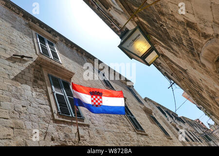 Dubrovnik, Croatie. 15 Juin, 2019. Un drapeau croate est voler à une maison de l'Ulica Puca dans la vieille ville à l'intérieur de la paroi de la forteresse. Les quelque deux kilomètres de long mur est entre trois et six mètres de large sur toute sa longueur et est l'un de la ville. Credit : Soeren Stache/dpa-Zentralbild/ZB/dpa/Alamy Live News Banque D'Images