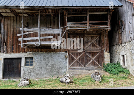 Autigny sont typiques des granges traditionnelles du Massif des Bauges dans les Alpes Banque D'Images