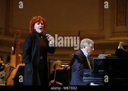 Maureen McGovern sur scène avec Marvin Hamlisch au Carnegie Hall de New York. Banque D'Images