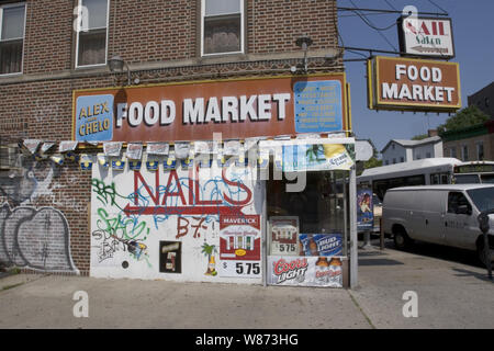 Marché alimentaire de type Bodega sur l'Avenue de l'Église à Brooklyn, New York. Banque D'Images