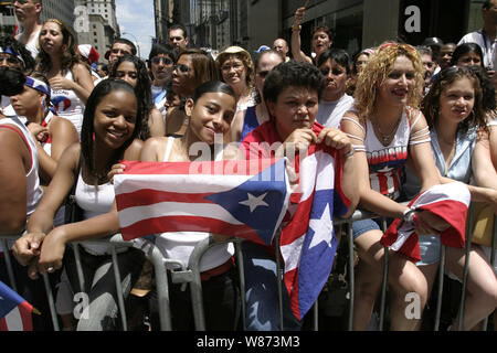 Puerto Rican Day Parade le long de la 5e Avenue à New York. Il est l'un des plus grands défilés ont assisté de l'année. Banque D'Images