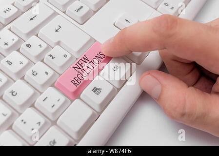 Texte de l'écriture l'écriture de nouveaux règlements question. Photo conceptuelle faite de règles pour contrôler le gouvernement voie on fait quelque chose en clavier pc blanc wit Banque D'Images