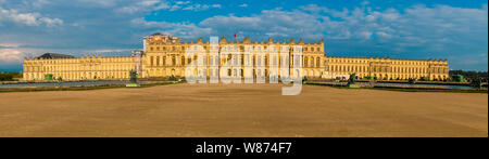 Grand sunset panorama photo de la façade ouest de la célèbre château de Versailles de le Parterre d'eau avec les deux grands bassins rectangulaires et de... Banque D'Images