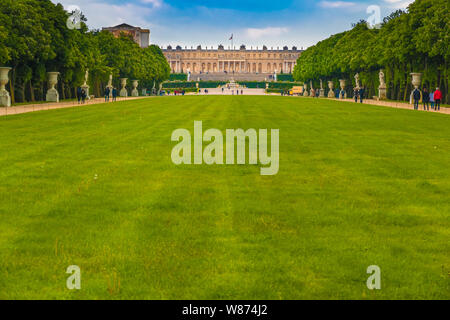 Belle vue panoramique vue paysage du jardin façade de la célèbre château de Versailles de la grande pelouse ou tapis vert (Tapis Vert) entre le... Banque D'Images