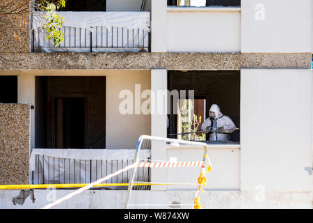 Montpellier (sud de la France) : l'enlèvement de l'amiante et démolition d'un bâtiment ancien. Travailleur à l'élimination de l'amiante portant un vêtement de protection et de masque. Banque D'Images