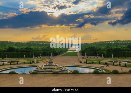 Beau panorama au coucher du soleil des jardins de Versailles du parterre d'eau. Belle vue paysage de la fontaine de Latona jusqu'à la... Banque D'Images