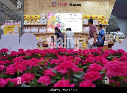 Kunming, province chinoise du Yunnan. 8e août 2019. Les visiteurs sont vus au cours de la culture créative Industries Expo 2019 Yunnan à Kunming, dans le sud-ouest de la province chinoise du Yunnan, le 8 août 2019. L'expo a donné le coup d'ici jeudi. Credit : Qin Qing/Xinhua/Alamy Live News Banque D'Images