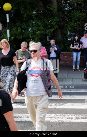 Abbey Road, Londres, Royaume-Uni. 8 août 2019. Fans des Beatles à Abbey Road de célébrer le 50e anniversaire de The Beatles shoot photo. Crédit : Matthieu Chattle/Alamy Live News Banque D'Images