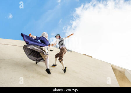 Llandudno Galles UK, jeudi 08 août 2019 Danseurs LISA SPAULL amd ANGHARAD JONES performing 'Wal Werin' , une version ludique d'une danse folklorique traditionnel gallois , effectué verticalement sur le mur de théâtre venue Cymru à Llandudno au Pays de Galles. L'événement fait partie d'une série d'activités de la semaine lomg en collaboration avec la National Eisteddfod de galles à LLanrwst, juste en bas de la vallée de Conwy crédit photo Keith Morris / Alamy Live News Banque D'Images